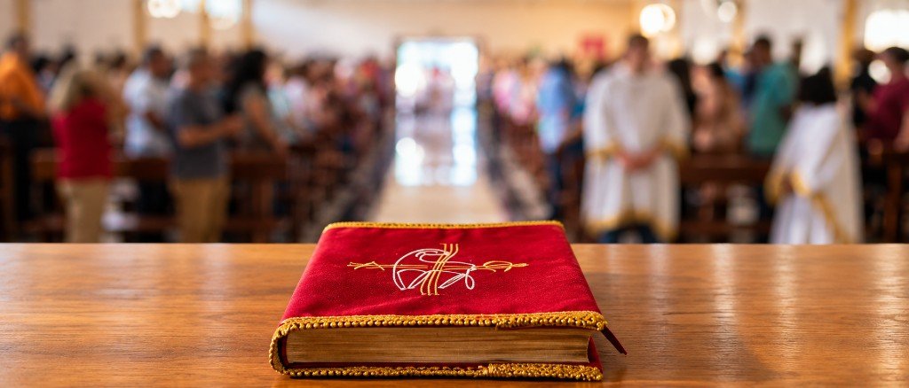 Livro dos Evangelhos sobre o altar, com a comunidade ao fundo